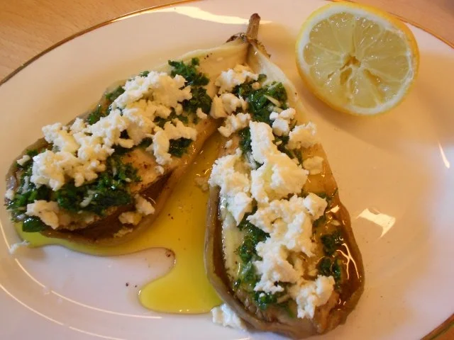Gebackene Aubergine mit Petersilien-Knoblauch-Öl und Schafskäse - Rezept