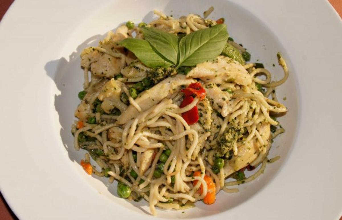 Gebratene Nudeln mit "Asia-Pesto" - Rezept Eingereicht von kablowfish