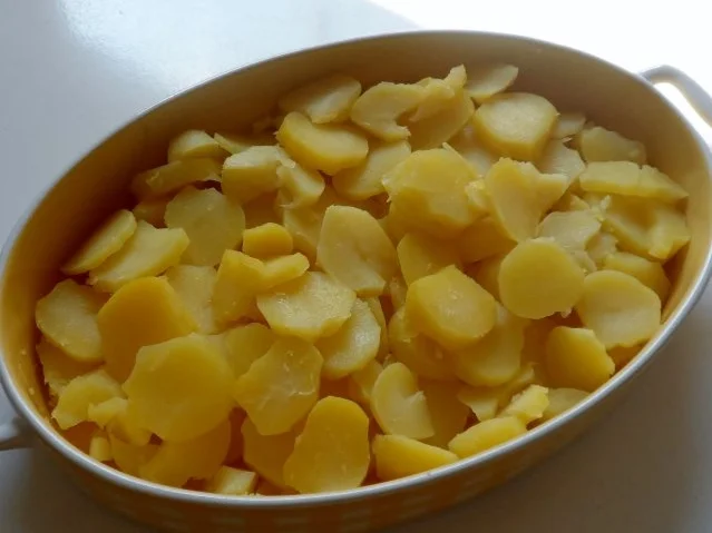 Mediterranes Kräuter-Kartoffelgratin mit Feta-Sesam-Kruste - Rezept - Bild Nr. 2