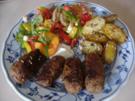 Hackfleischrollen mit gebratenen Bratkartoffelhälften und griechischen Bauernsalat - Rezept