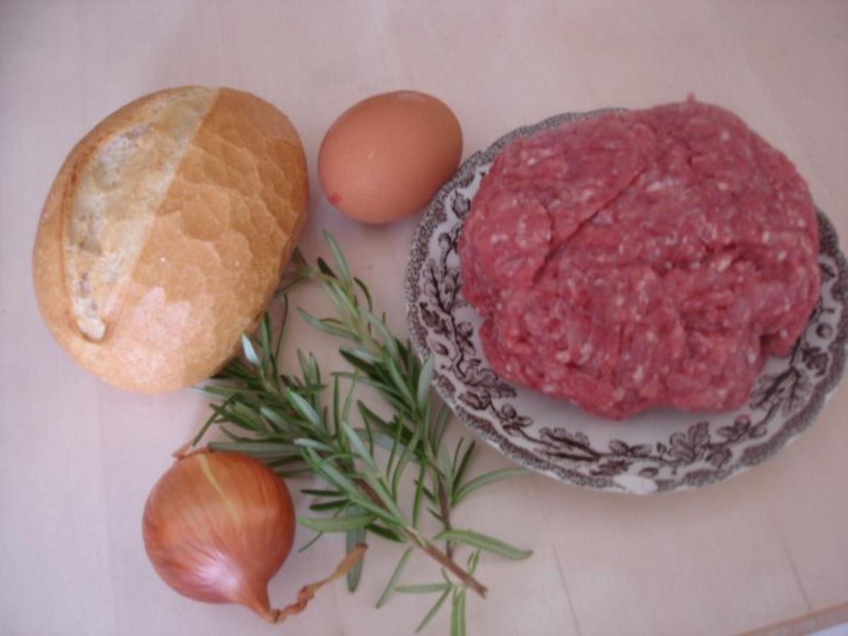 Hackfleischrollen mit gebratenen Bratkartoffelhälften und griechischen Bauernsalat - Rezept - Bild Nr. 2