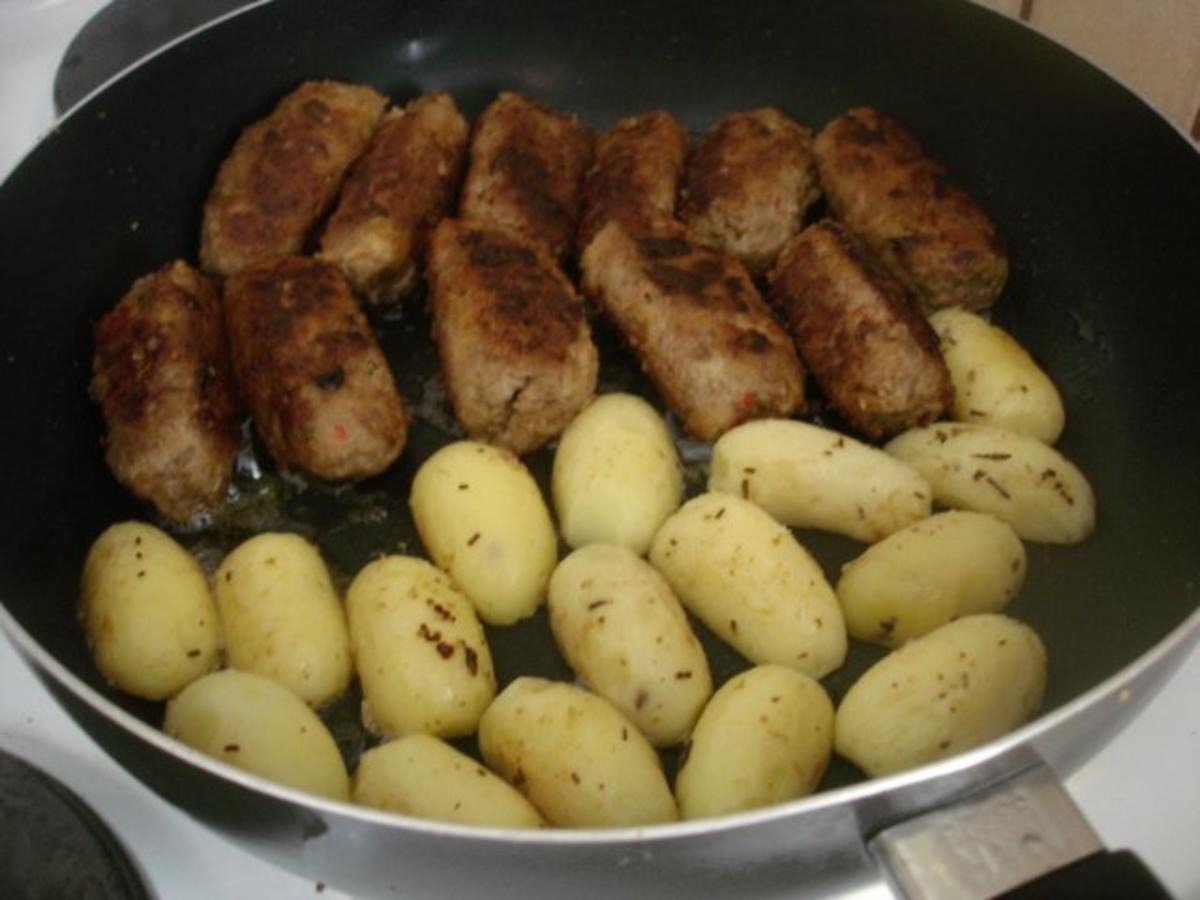 Hackfleischrollen mit gebratenen Bratkartoffelhälften und griechischen Bauernsalat - Rezept - Bild Nr. 9