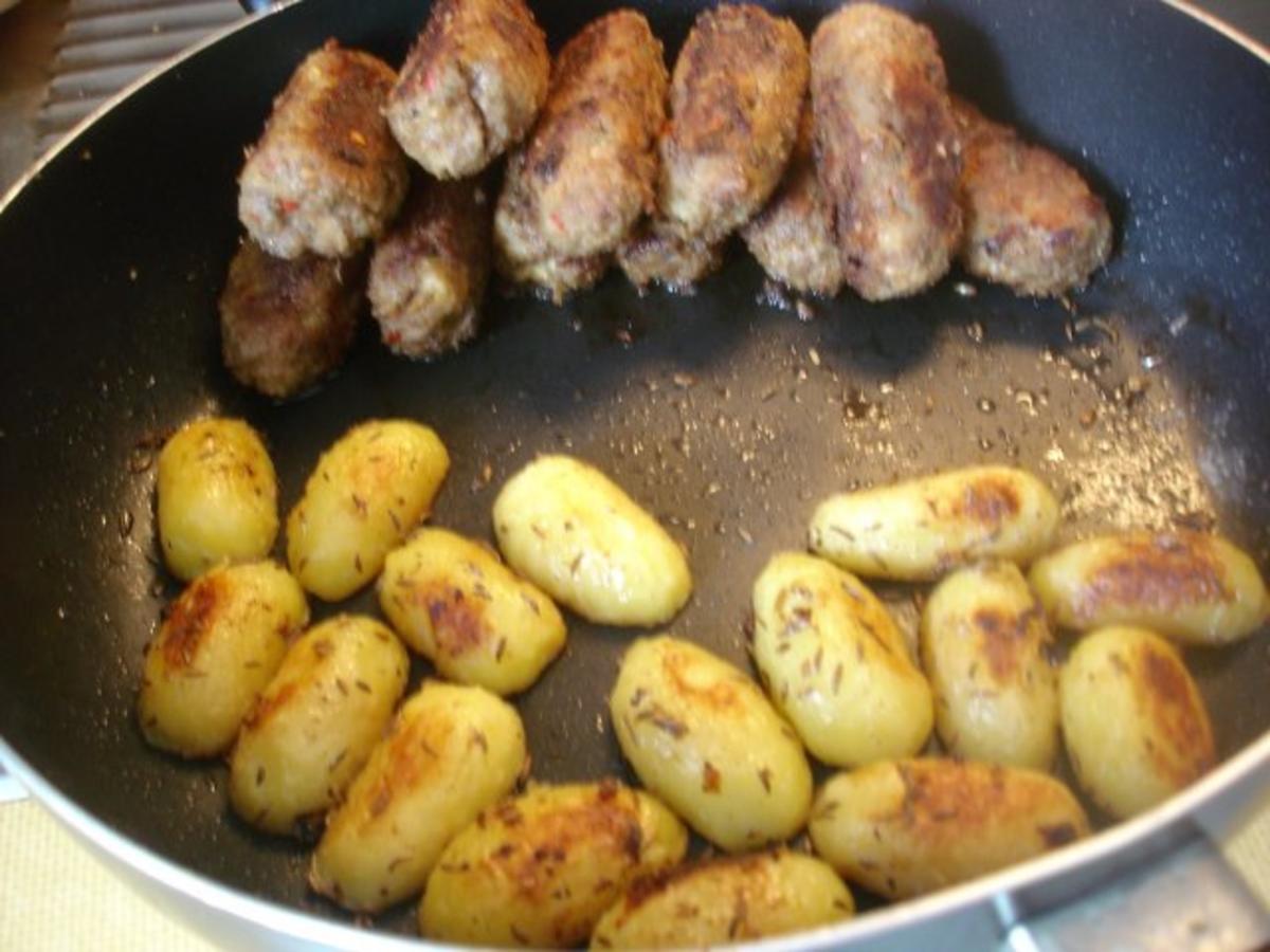 Hackfleischrollen mit gebratenen Bratkartoffelhälften und griechischen Bauernsalat - Rezept - Bild Nr. 10