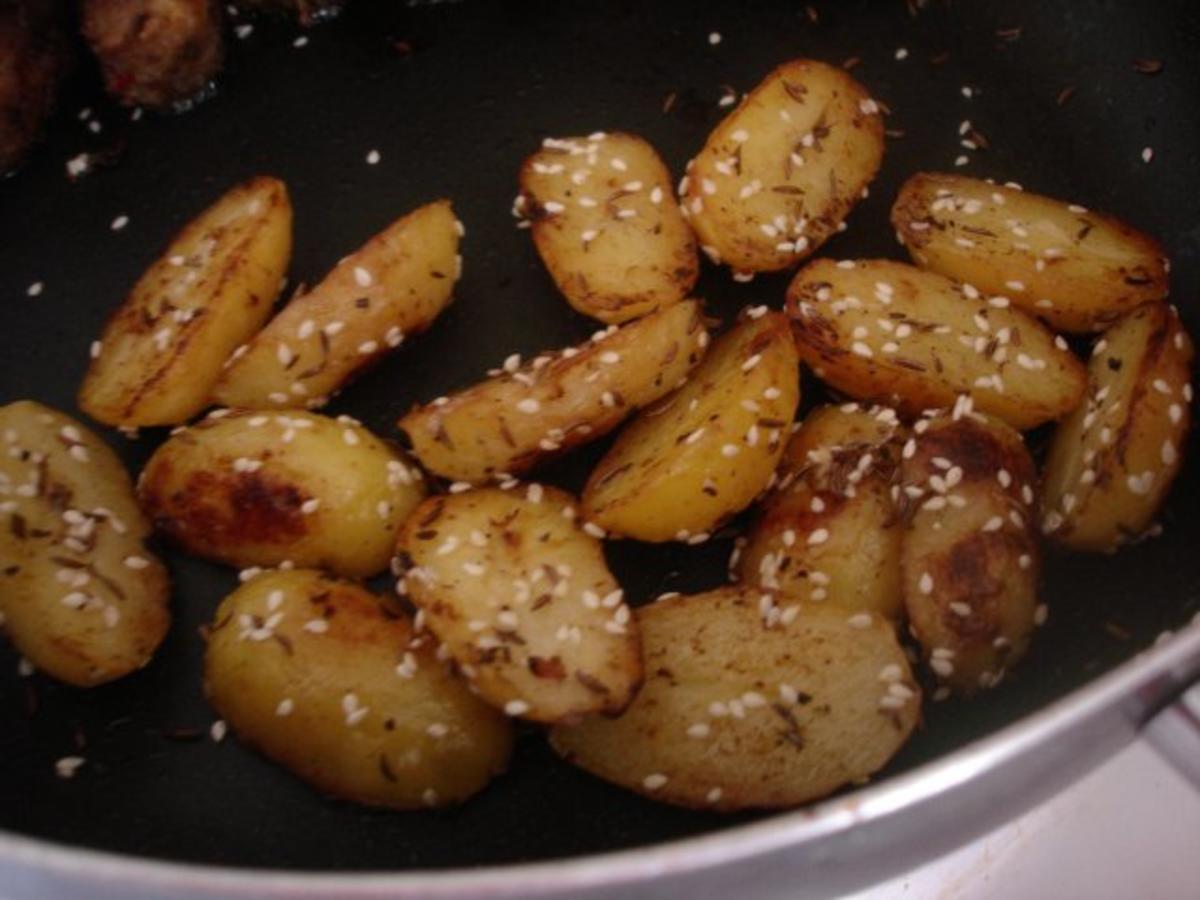 Hackfleischrollen mit gebratenen Bratkartoffelhälften und griechischen Bauernsalat - Rezept - Bild Nr. 11