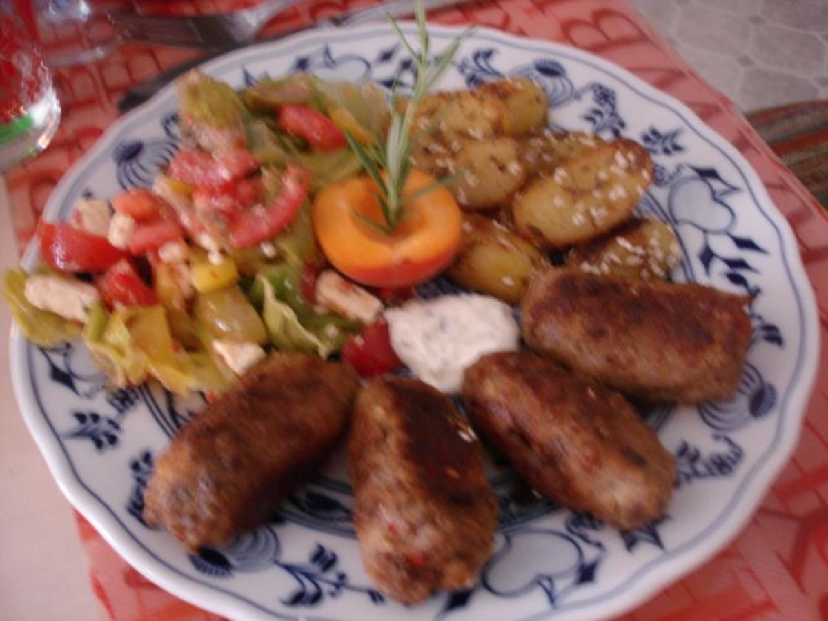 Hackfleischrollen mit gebratenen Bratkartoffelhälften und griechischen Bauernsalat - Rezept - Bild Nr. 14