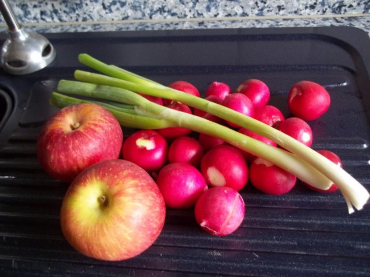 Radieschen-Apfel-Salat mit Joghurt-Dressing - Rezept - kochbar.de