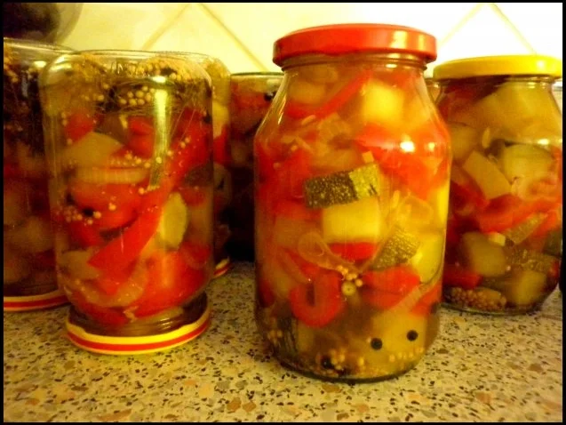 Zucchini und Paprika süß-sauer - Rezept