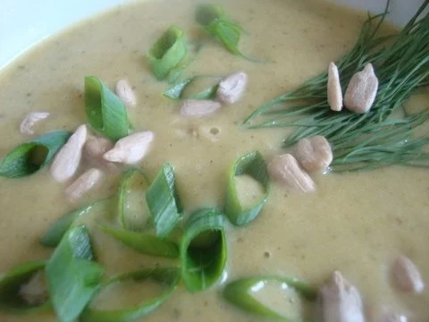 Rezept: Zucchinisüppchen mit Currynote Zucchinisüppchen mit Currynote - Rezept