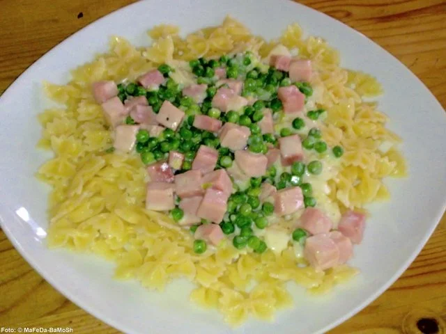 Mini-Farfalle mit Schinken-Sahne-Sauce - Rezept