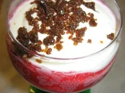 Joghurt-Crème m. Himbeeren u. Mandel-Crunch - Rezept