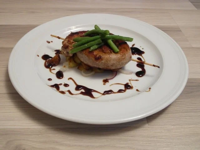 Rezept: Bratwurst mit Bratkartoffeln an Dunkelbiersoße Bratwurst mit Bratkartoffeln an Dunkelbiersoße - Rezept