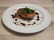 Bratwurst mit Bratkartoffeln an Dunkelbiersoße - Rezept