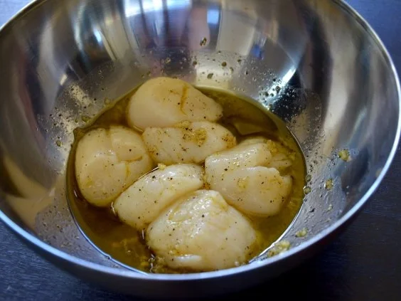 Rezept: Mango-Chili-Eis an Sesam-Jakobsmuscheln Bild Nr. 6 Mango-Chili-Eis an Sesam-Jakobsmuscheln - Rezept - Bild Nr. 6