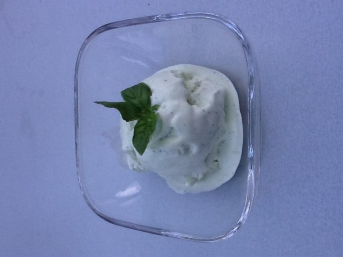 Joghurt-Zitrone-Basilikum-Eis - Rezept