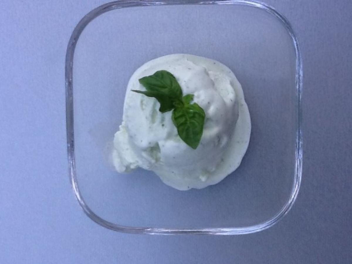Bilder für Joghurt-Zitronen-Basilikum-Eis leicht - Rezept