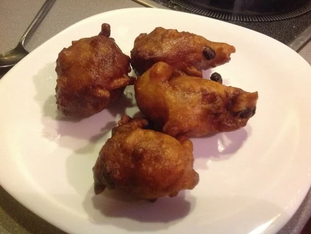 Echte holländische oliebollen Teigspezialität mit Rosinen und Äpfeln - Rezept