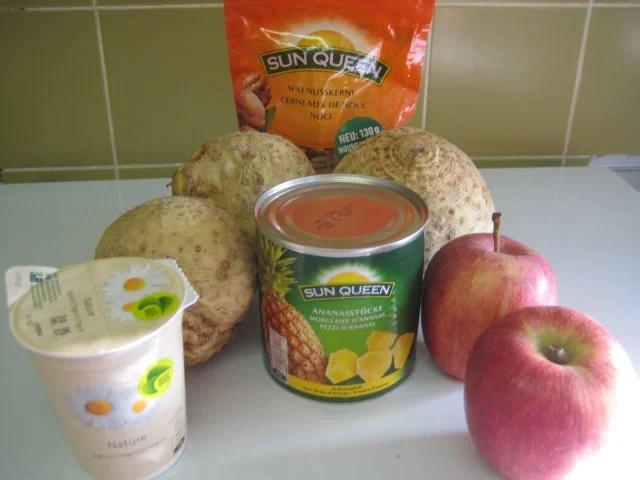 Rezept: Selleriesalat nach Waldorf Bild Nr. 3 Selleriesalat nach Waldorf - Rezept - Bild Nr. 3