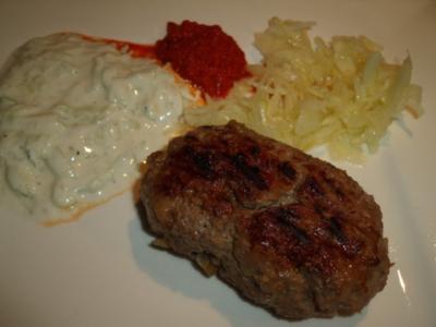 Rezept: Griechische Bifteki mit Joghurt Griechische Bifteki mit Joghurt - Rezept