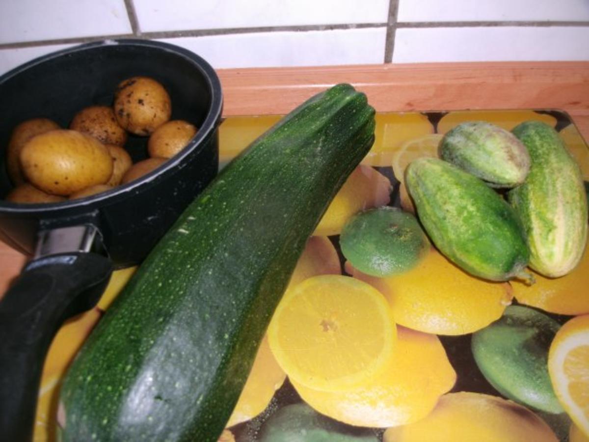 Kartoffelsalat aus der Pfanne mit Gurke und Zucchini - Rezept - Bild Nr. 4