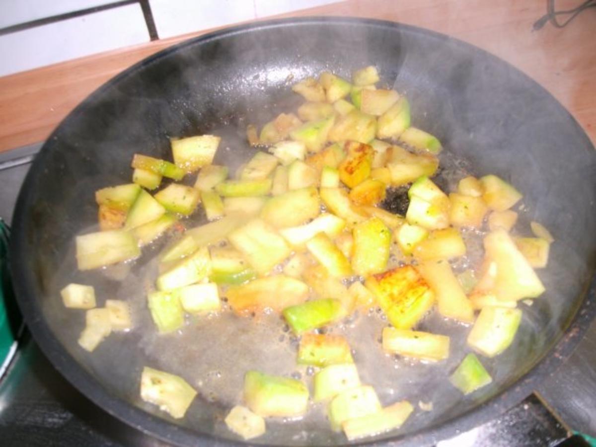 Kartoffelsalat aus der Pfanne mit Gurke und Zucchini - Rezept - Bild Nr. 6