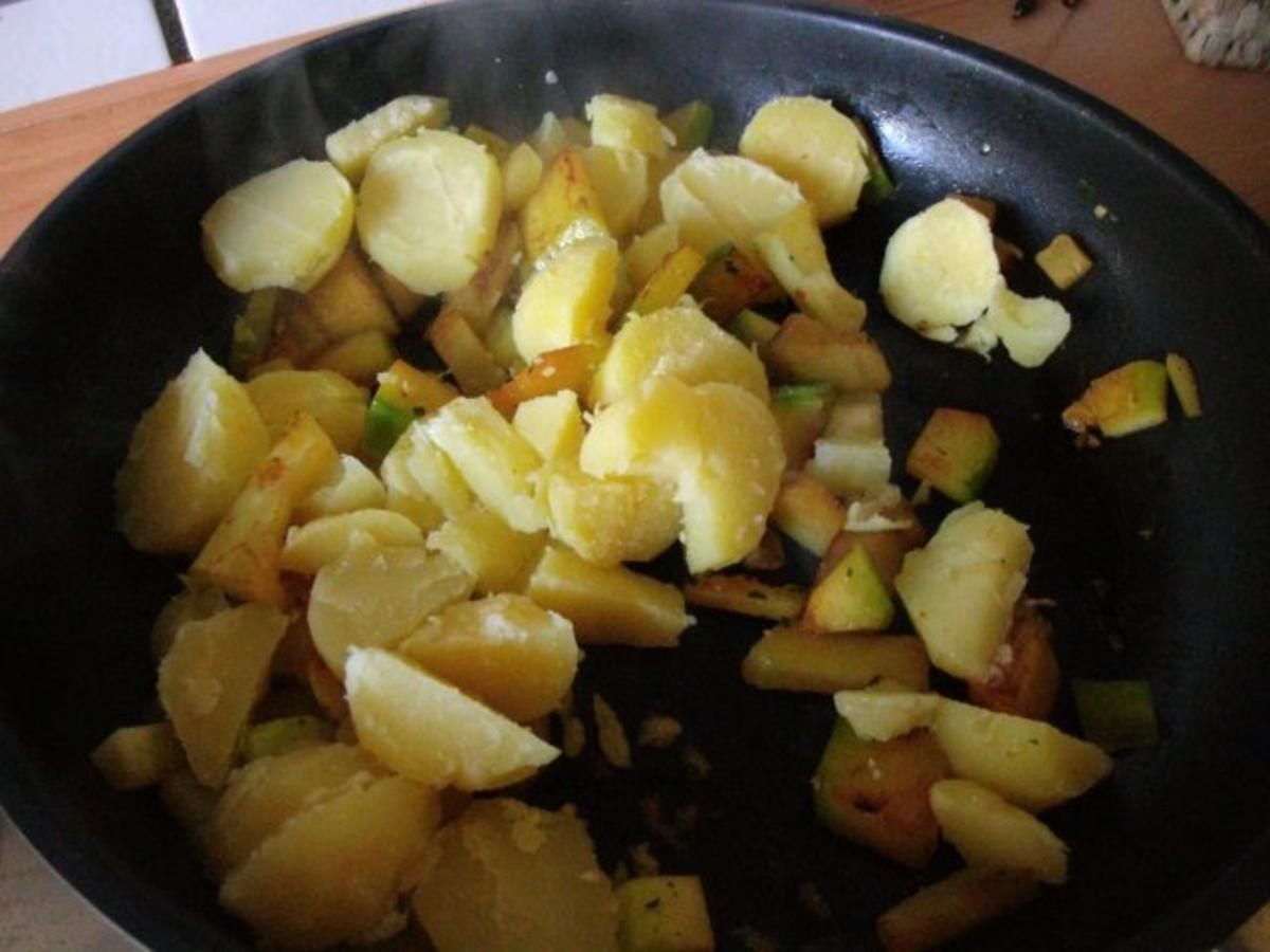 Kartoffelsalat aus der Pfanne mit Gurke und Zucchini - Rezept - Bild Nr. 7