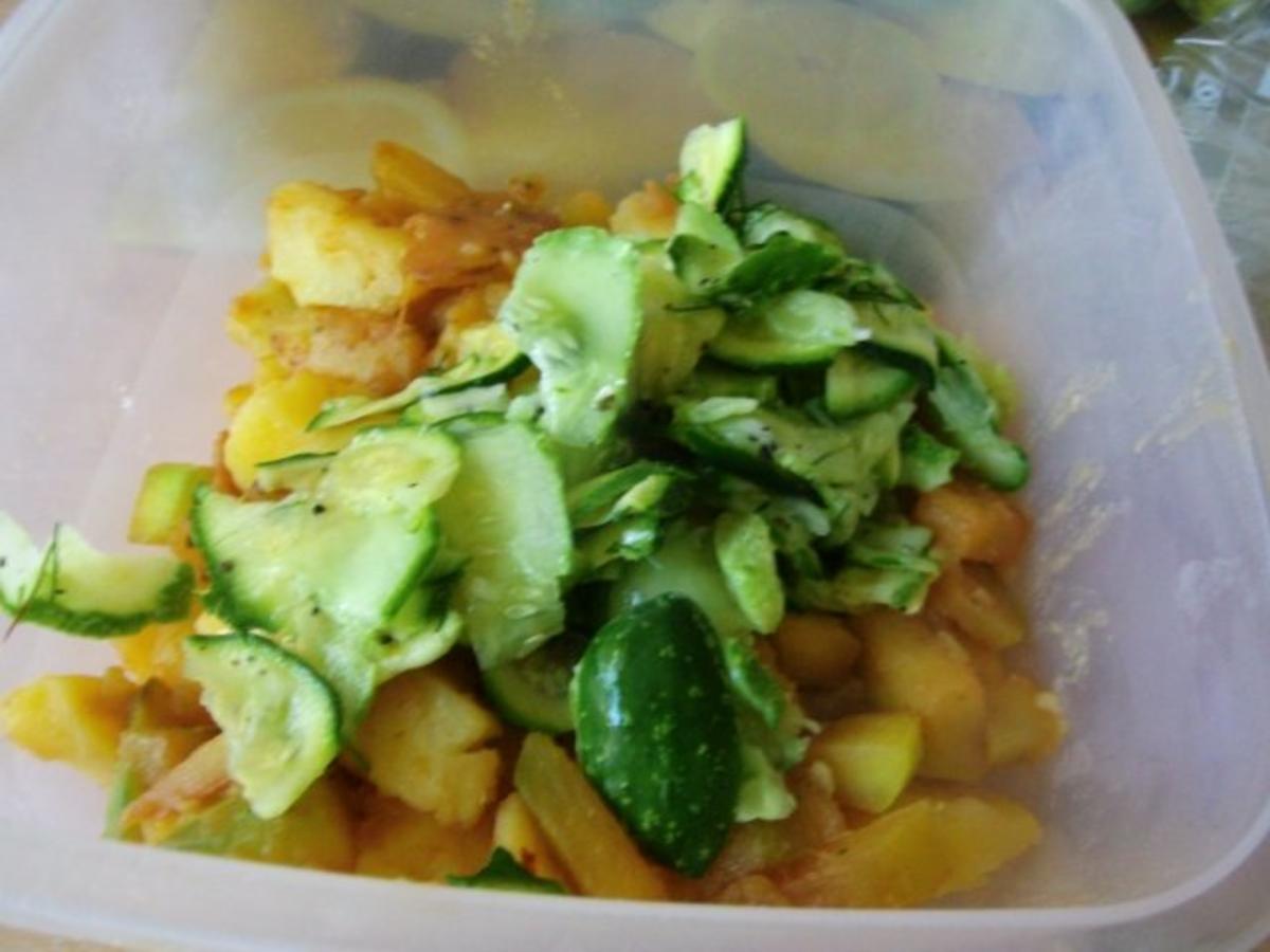 Kartoffelsalat aus der Pfanne mit Gurke und Zucchini - Rezept - Bild Nr. 8