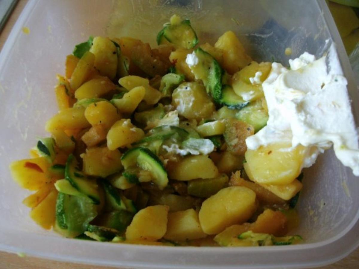 Kartoffelsalat aus der Pfanne mit Gurke und Zucchini - Rezept - Bild Nr. 10