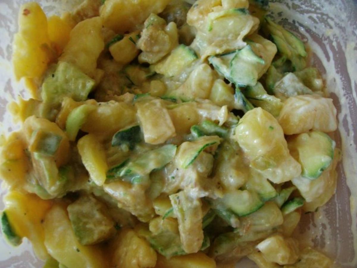 Kartoffelsalat aus der Pfanne mit Gurke und Zucchini - Rezept - Bild Nr. 2