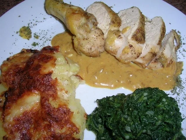Maispoularden-Supreme an Champagnersößlein, Kartoffelgratin, Blattspinat - Rezept