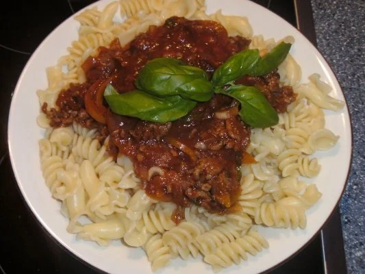 Pasta mit scharfer Zwiebel-Hacksoße - Rezept
