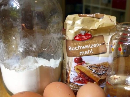 Galettes Bretonnes mit geräuchtertem Lachs und Senf-Dill-Sauce - Rezept - Bild Nr. 2