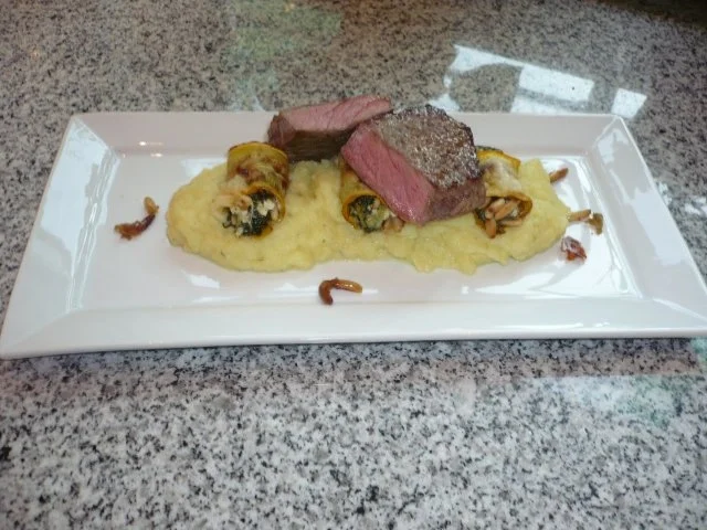 Rezept: Rinderhüfte auf einem Kartoffel-Knoblauch-Pürree mit Zucchinimangoldröllchen Rinderhüfte auf einem Kartoffel-Knoblauch-Pürree mit Zucchinimangoldröllchen - Rezept