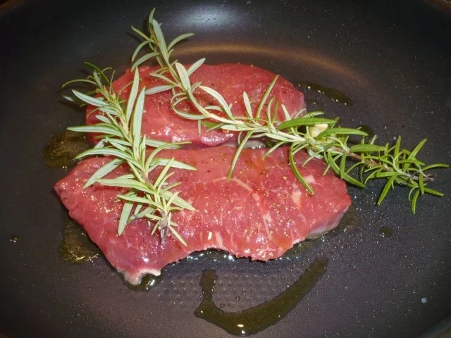 Rezept: Rinderhüfte auf einem Kartoffel-Knoblauch-Pürree mit Zucchinimangoldröllchen Bild Nr. 12 Rinderhüfte auf einem Kartoffel-Knoblauch-Pürree mit Zucchinimangoldröllchen - Rezept - Bild Nr. 12