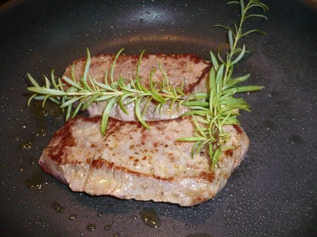 Rezept: Rinderhüfte auf einem Kartoffel-Knoblauch-Pürree mit Zucchinimangoldröllchen Bild Nr. 13 Rinderhüfte auf einem Kartoffel-Knoblauch-Pürree mit Zucchinimangoldröllchen - Rezept - Bild Nr. 13