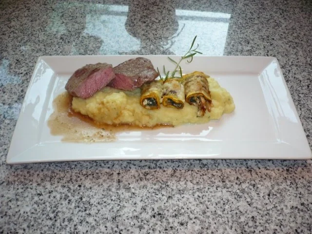 Rezept: Rinderhüfte auf einem Kartoffel-Knoblauch-Pürree mit Zucchinimangoldröllchen Bild Nr. 14 Rinderhüfte auf einem Kartoffel-Knoblauch-Pürree mit Zucchinimangoldröllchen - Rezept - Bild Nr. 14