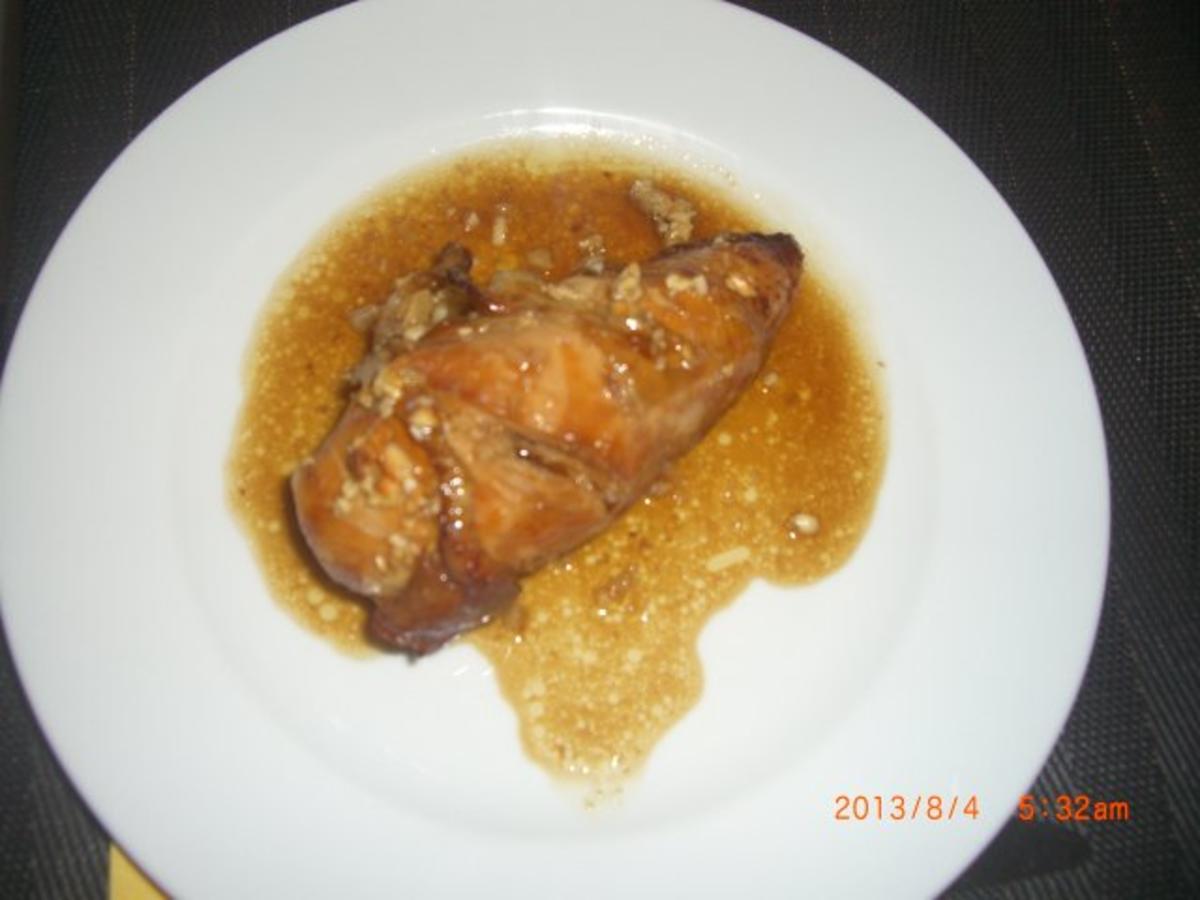 Huhn in Sojasauce mit Pinienkernen - Rezept