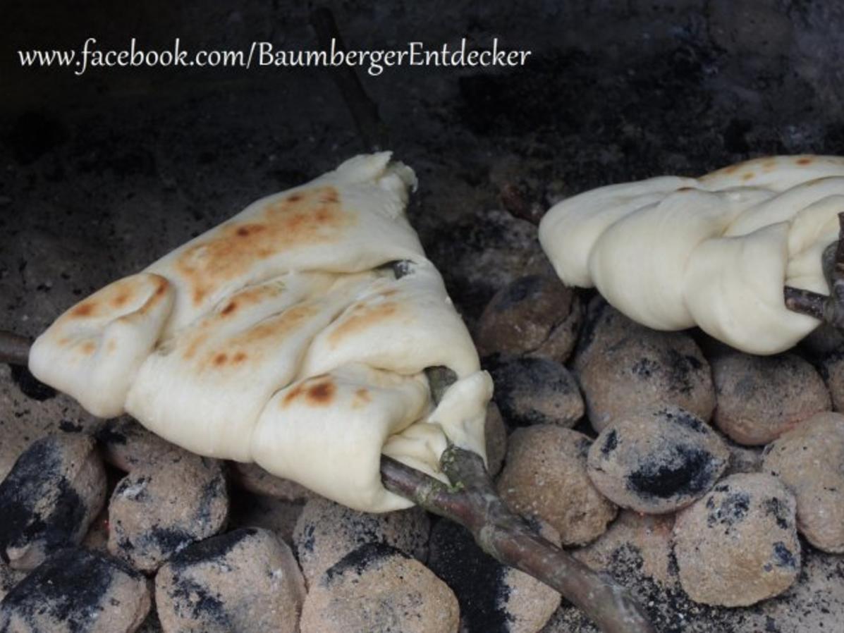 Stockbrot mit Mehl und Trockenhefe - Rezept mit Video - kochbar.de