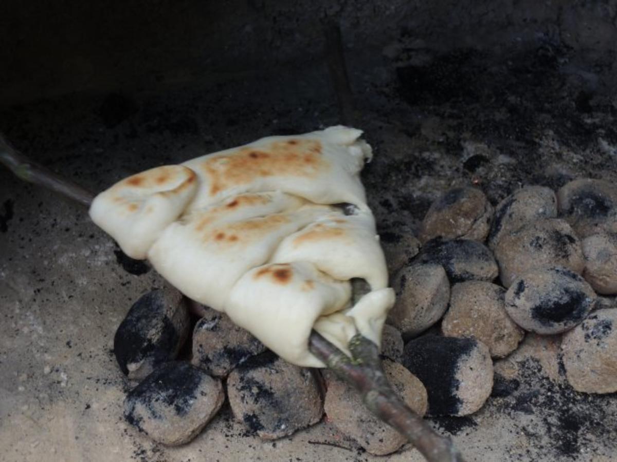 Stockbrot mit Mehl und Trockenhefe - Rezept mit Video - kochbar.de