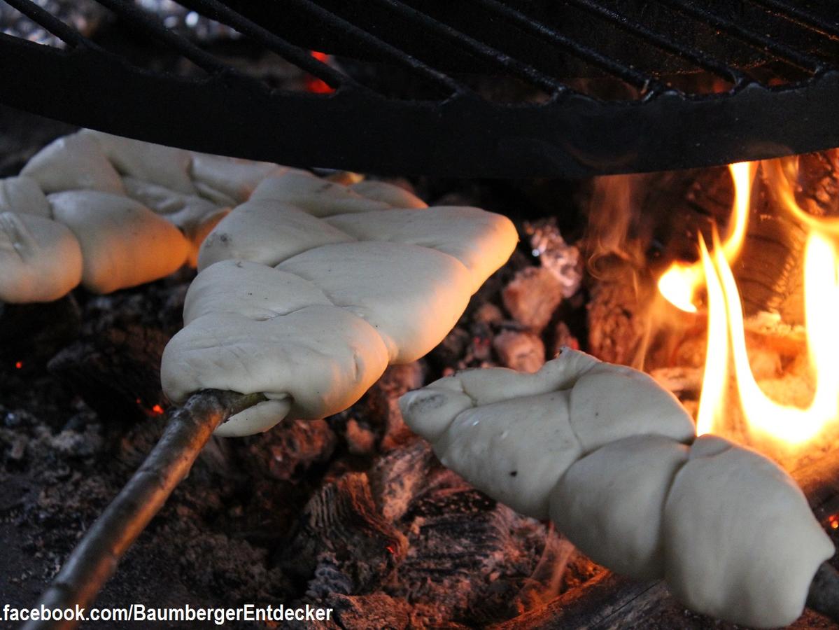 Stockbrot mit Mehl und Trockenhefe - Rezept mit Video - kochbar.de