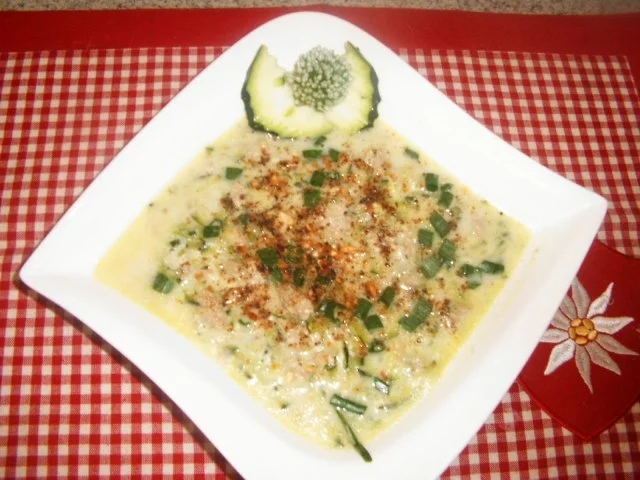 Zucchini-Hack-Käsesuppe - Rezept