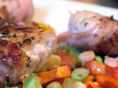 Hähnchenbrust in Pancetta auf sommerlichem Salat - Rezept