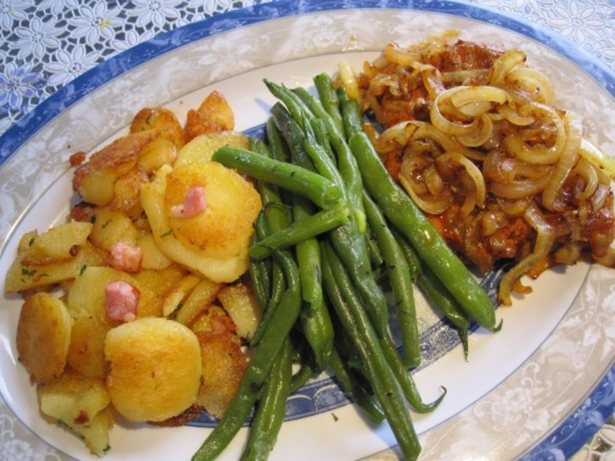 Bratkartoffeln, grüne Bohnen und Zwiebelsteaks - Rezept - kochbar.de