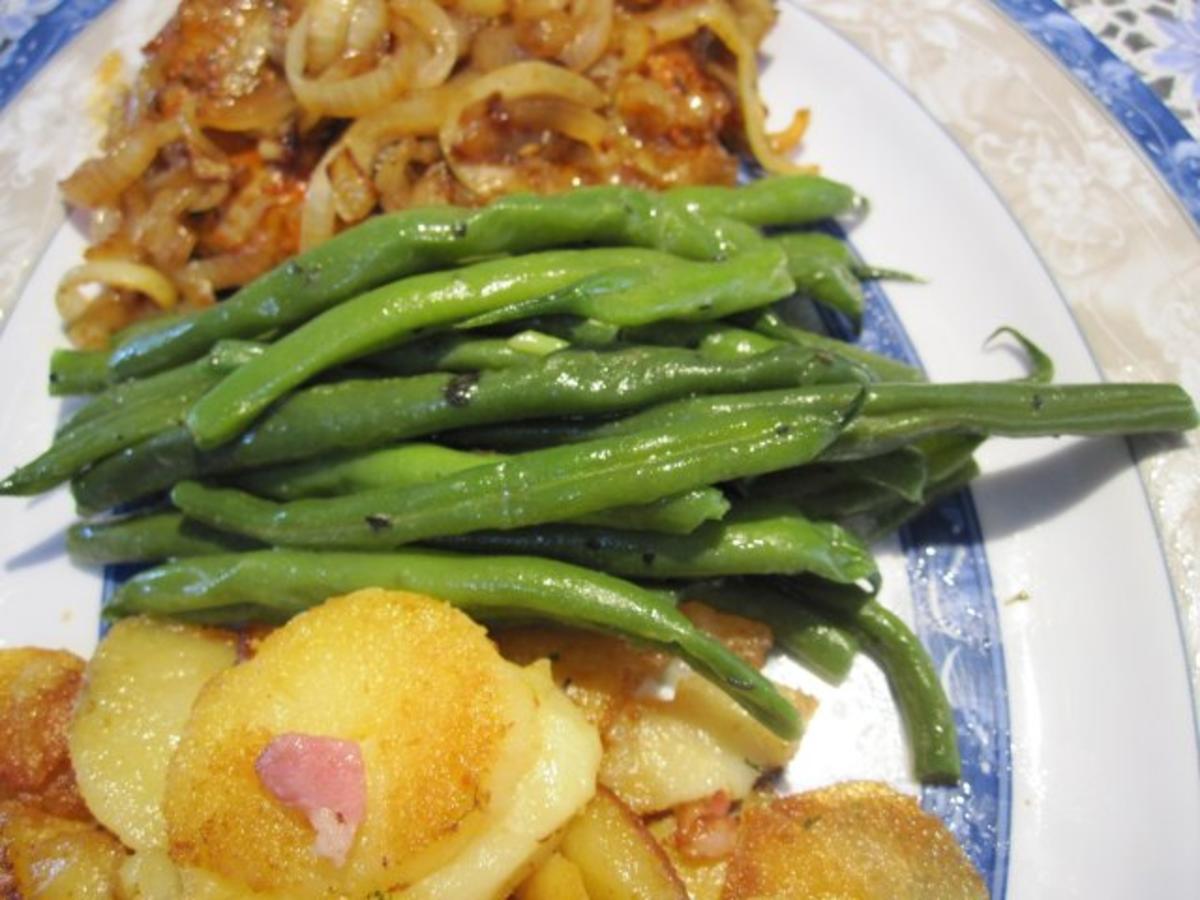 Bratkartoffeln, grüne Bohnen und Zwiebelsteaks - Rezept - Bild Nr. 3