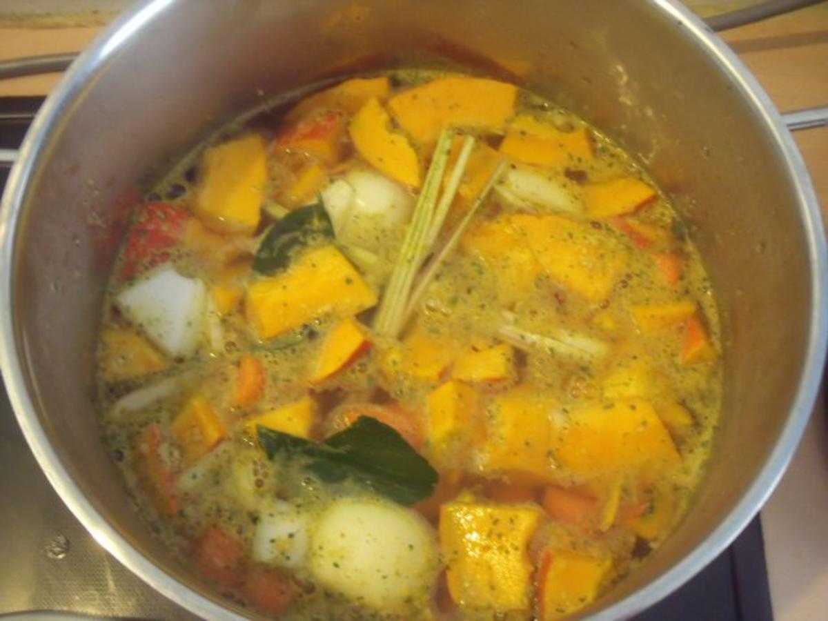 Kürbissuppe mit Zitronengras und Koriander - schnell &amp; einfach - von ...