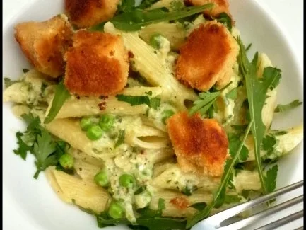 Penne mit Zucchini-Erbsen-Soße und panierten Feta-Würfeln - Rezept