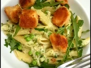 Penne mit Zucchini-Erbsen-Soße und panierten Feta-Würfeln - Rezept