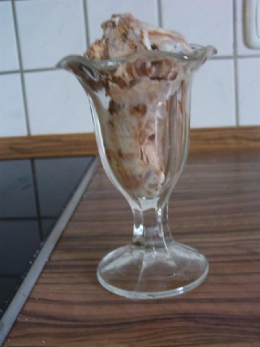 Kekskrümel - Eis mit Schokosoße - Rezept