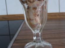 Kekskrümel - Eis mit Schokosoße - Rezept