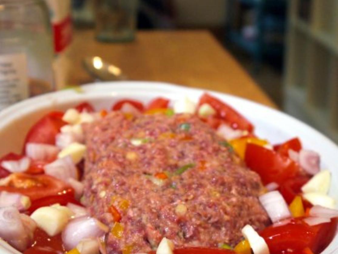 Hackbraten mit Paprika-Gemüse-Sauce - Rezept - kochbar.de