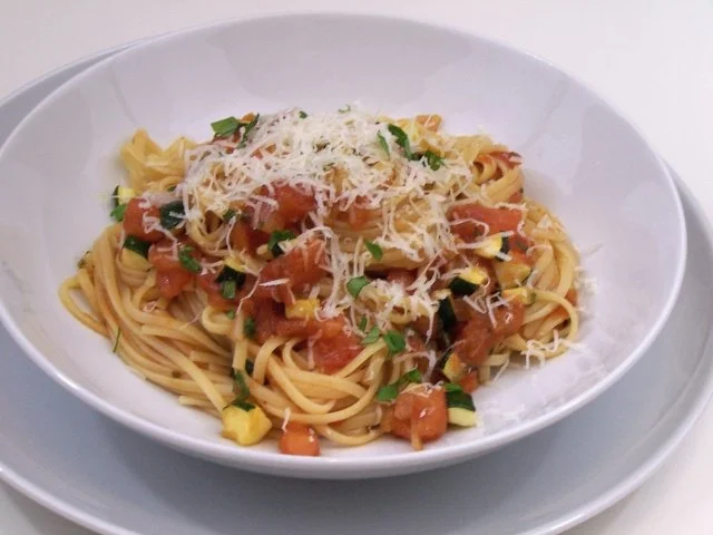 Nudeln mit leichter Tomaten-Zucchini-Soße - Rezept